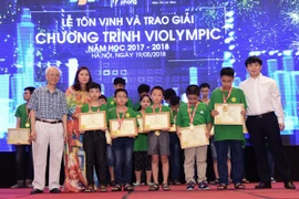 Ban tổ chức trao giải cho các học sinh đoạt huy chương vàng khu vực miền Bắc. (Ảnh: BTC)