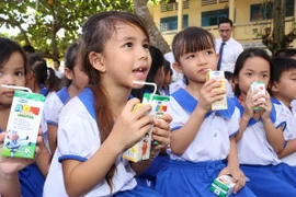 Học sinh uống sữa trong chương trình Sữa học đường. (Ảnh: TTXVN)
