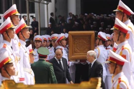 Linh cữu nguyên Tổng Bí thư Đỗ Mười được chuyển ra linh xa (Ảnh: Minh Sơn/Vietnam+)
