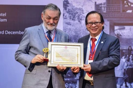 Phó giáo sư Nguyễn Viết Nhung, Giám đốc Bệnh Việt Phổi Trung Ương, nhận danh hiệu Phó Giáo sư Danh dự của Trường Đại học Sydney. (Ảnh: PV)