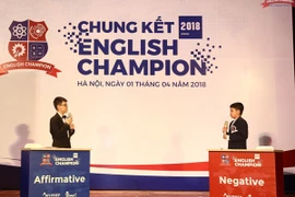 Các thí sinh thi tranh biện trực tiếp trong vòng chung kết. (Ảnh: BTC)