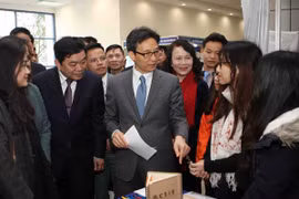 Phó Thủ tướng Vũ Đức Đam cùng các đại biểu tham quan gian hàng khởi nghiệp sáng tạo của sinh viên. (Ảnh: Thanh Tùng/TTXVN)