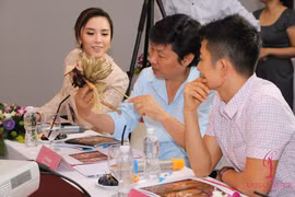 Giám khảo chấm một mô hình thiết kế. (Ảnh: Võ Đạt)