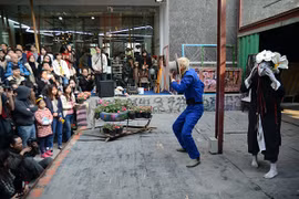 Nghệ sỹ biểu diễn trong chương trình. (Ảnh: Ngọc Tùng/Vietnam+)