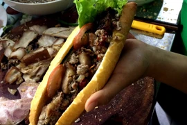 Bánh mỳ Phượng luôn đầy ắp nhân. (Ảnh: Xuân Mai/Vietnam+)