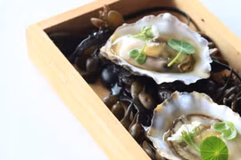 Hàu Fine de Claire tươi, dùng kèm với nước dùng từ xương bò và gừng do bếp trưởng khách sạn JW Marriott thực hiện. (Nguồn ảnh: JW Marriott)