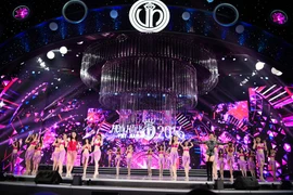 Top 30 thí sinh Hoa hậu Việt Nam đồng diễn bikini trong đêm chung kết tối qua. (Ảnh: BTC)