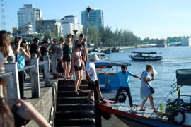 Du khách quốc tế thăm quan chợ nổi Cái Răng, Cần Thơ. (Ảnh: Xuân Mai/Vietnam+)