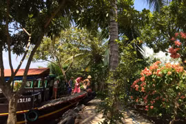 Du khách đến khám phá homestay ở Cần Thơ. (Ảnh: Xuân Mai/Vietnam+)