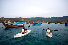 Du khách đua thuyền ở Ninh Thuận. (Nguồn ảnh: Amanoi Resort)