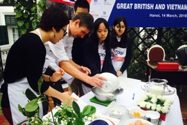 Đại sứ Anh tại Việt Nam trổ tài thi làm bánh. (Ảnh: Mai Mai/Vietnam+)