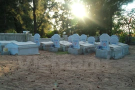 Mộ cá voi được xây dựng và chăm sóc như với mộ phần dành cho người. (Ảnh: Xuân Mai/Vietnam+)