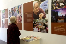 Triển lãm đã tái hiện được cuộc sống cũng như tâm tư của những người cao tuổi sống trong trung tâm dưỡng lão. (Ảnh: X.Mai/Vietnam+)