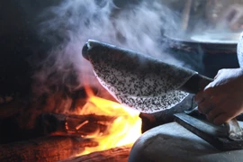 [Video] Người dân Quảng Bình làm bánh tráng thủ công giữa nắng 40 độ