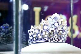 Cận cảnh vương miện dành cho Hoa hậu Việt Nam 2016. (Ảnh: Doãn Đức/Vietnam+)