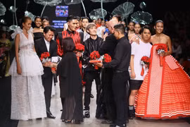 7 quán quân hội tụ trên sàn diễn Vietnam International Fashion Week