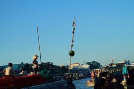 Cây bẹo thay cho biển quảng cáo các mặt hàng nông sản. (Ảnh: Xuân Mai/Vietnam+)