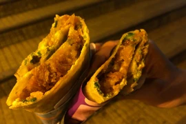 "Pizza Đà Lạt," một trong những "đặc sản" của thành phố ngàn hoa. (Ảnh: Xuân Mai/Vietnam+)