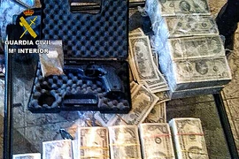 Tiền và vũ khí bị tịch thu. (Ảnh: Quân cảnh Tây Ban Nha)
