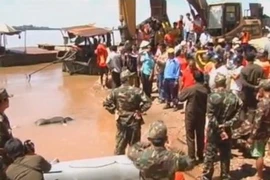 Clip tìm thấy một phần hộp đen vụ tai nạn máy bay Lào