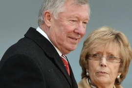 Tự truyện Sir Alex: Vợ cấm, con "mắng" khi định nghỉ hưu