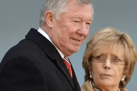 Tự truyện Sir Alex: Vợ cấm, con "mắng" khi định nghỉ hưu