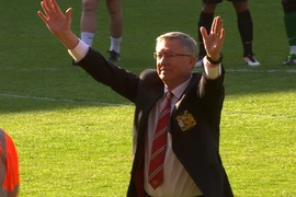 Sir Alex vẫy tay chào khán giả trong trận đấu cuối. (Nguồn: Getty)