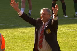 Sir Alex vẫy tay chào khán giả trong trận đấu cuối. (Nguồn: Getty)