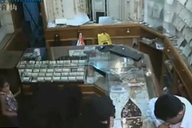 Video bé gái 6 tuổi trộm kim cương cực kỳ táo bạo