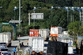 Xe ôtô của Hàn Quốc qua thành phố Paju, tỉnh Gyeonggi tới khu công nghiệp chung Kaesong ngày 16/9. (Nguồn: AFP/TTXVN)