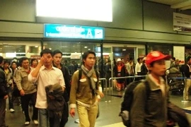 Gần 200 lao động đầu tiên ở Libya đã về tới Việt Nam ssáng 26/2. (Ảnh: Mạnh Hùng/Vietnam+)