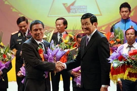 Chủ tịch nước Trương Tấn Sang trao thưởng tại buổi lễ (Ảnh: Trọng Đạt/TTXVN)