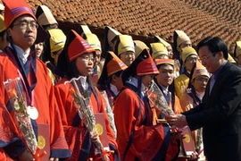 Trao Giải thưởng Loa Thành 2009 cho sinh viên xuất sắc ngành Kiến trúc-Xây dựng (Ảnh: Đình Trân/TTXVN)