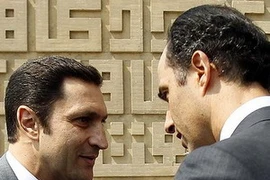 Alaa (trái) và Gamal Mubarak (Ảnh: Reuters)