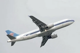 Bị dọa khủng bố, máy bay Trung Quốc hạ cánh khẩn 