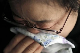 Một phụ nữ Nhật khóc trong buổi lễ tưởng niệm ngày 11/3/2012 tại đền Jyodoji ở Rikuzentakata, tỉnh Iwate (Ảnh: AP)