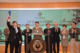 Chủ tịch Ủy ban Chứng khoán Nhà nước Vũ Bằng đánh cồng khai trương thị trường chứng khoán năm 2014. (Ảnh: HNX cung cấp)