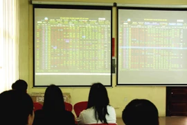 Nhóm cổ phiếu trụ cột bị bán mạnh, VN-index mất hơn 5 điểm 