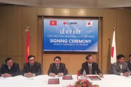 Lễ ký kết 7 dự án do Chính phủ Nhật Bản tài trợ. (Ảnh: Vietnam+)