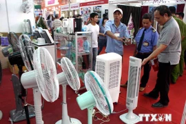 Vào hè, mặt hàng điện máy đang được tiêu thụ mạnh. (Ảnh minh họa. Nguồn: TTXVN)