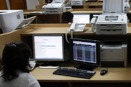 Chứng khoán “dậy sóng”, VN-Index tiến thẳng sát mốc 610 