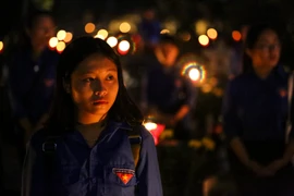 Cùng thời điểm này, tại hơn 2.000 nghĩa trang liệt sỹ còn lại trên địa bàn Hà Nội và cả nước đồng loạt diễn ra Lễ thắp nên tri ân các anh hùng liệt sỹ. (Ảnh: Minh Sơn/Vietnam+)