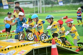 Sáng 6/5 tại Hà Nội, hàng trăm em nhỏ đã bước vào giải đua xe thăng bằng đầy quyết liệt nhưng không kém phần vui nhộn, bổ ích mang tên Cua-rơ Nhí 2018. (Ảnh: PV/Vietnam+) 