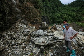 Khoảng 7 giờ sáng 27/6, trên tuyến quốc lộ 4C từ thành phố Hà Giang đi các huyện Quản Bạ, Đồng Văn đã xảy ra một vụ sạt lở đất đá nghiêm trọng. (Ảnh: Minh Sơn/Vietnam+)