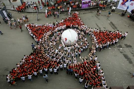Hàng trăm bạn trẻ (Hà Nội) đã cùng nhau xếp thành hình ngôi sao năm cánh nhằm thể hiện sự hưởng ứng của Việt Nam nhân Ngày Sở hữu trí tuệ thế giới - IP Day 2018. (Ảnh: Minh Sơn/Vietnam+)