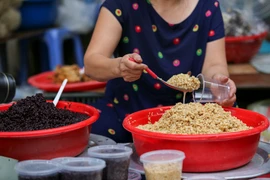 Một món ăn không thể thiếu trong ngày Tết Đoan Ngọ chính là rượu nếp. (Ảnh: Minh Sơn/Vietnam+) 