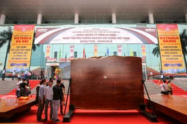 Chiếc sập gỗ này có chiều dài hơn 3,6m, rộng hơn 2,7m được cho là có cả ngàn năm tuổi được trưng bày ở một vị trí trang trọng trong triển lãm. (Ảnh: Minh Sơn/Vietnam+)