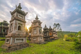 Đặc biệt, chùa có khu vực vườn tháp được ghi nhận là một trong những vườn tháp lớn nhất cả nước với gần 100 ngôi tháp cổ được xây dựng và lưu giữ trong suốt 300 năm qua. (Ảnh: Tùng Lâm-Ngọc Sơn/Vietnam+)