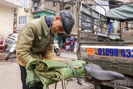 Mỗi dịp giáp Tết, người dân Hà Nội mỗi khi nghĩ về lá dong, dây lạt gói giò, chả, bánh chưng vẫn thường nhớ đến phố Trần Quý Cáp đằng sau ga Hà Nội. (Ảnh: Minh Sơn/Vietnam+) 