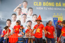 Trước thềm trận bán kết giữa tuyển Olympic Việt Nam và Hàn Quốc diễn ra vào 16h chiều nay, cả thành phố Hà Nội như được 'nhuộm đỏ'. (Ảnh: Minh Sơn/Vietnam+)